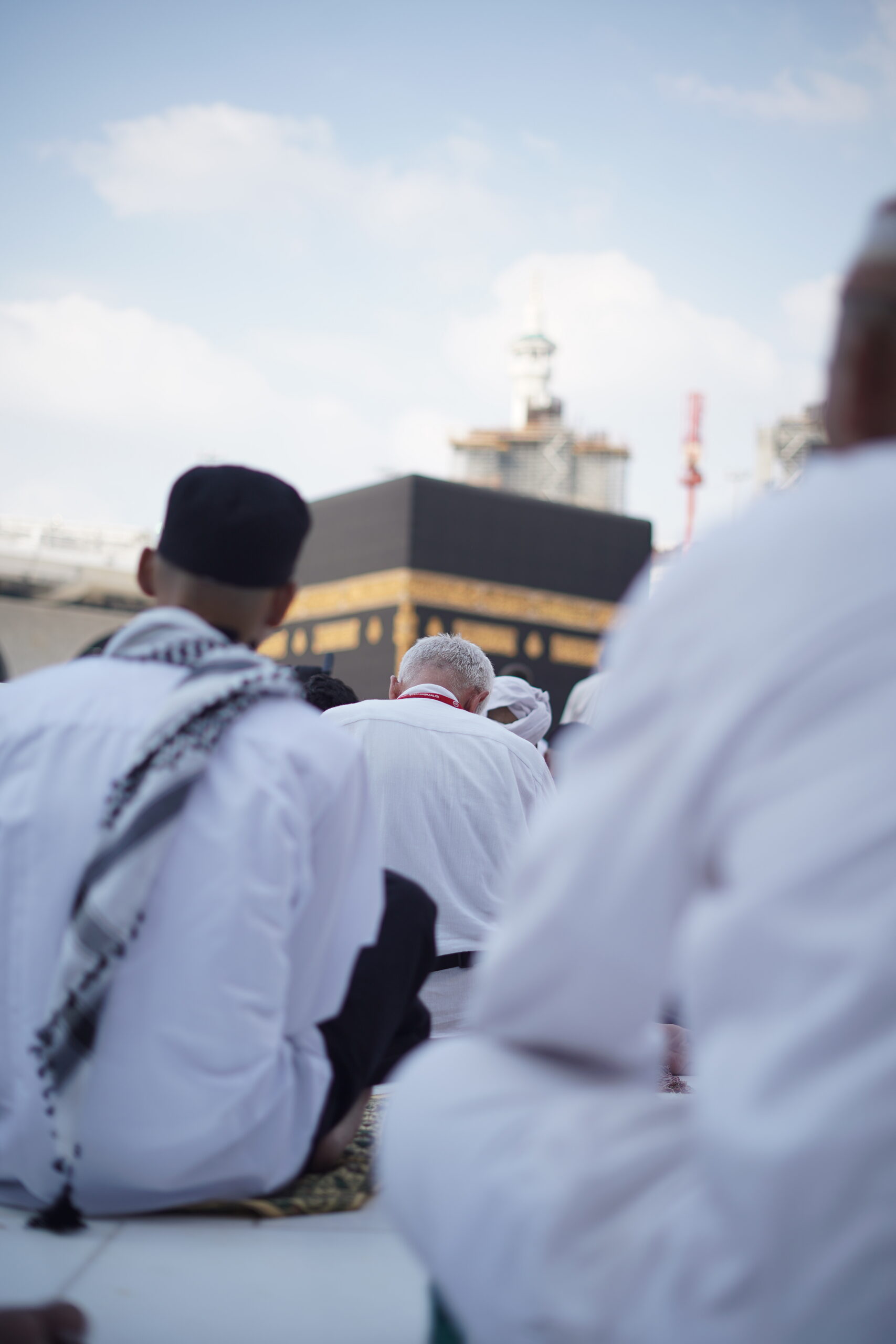 vue arriere de personnes assises contre le batiment et le ciel